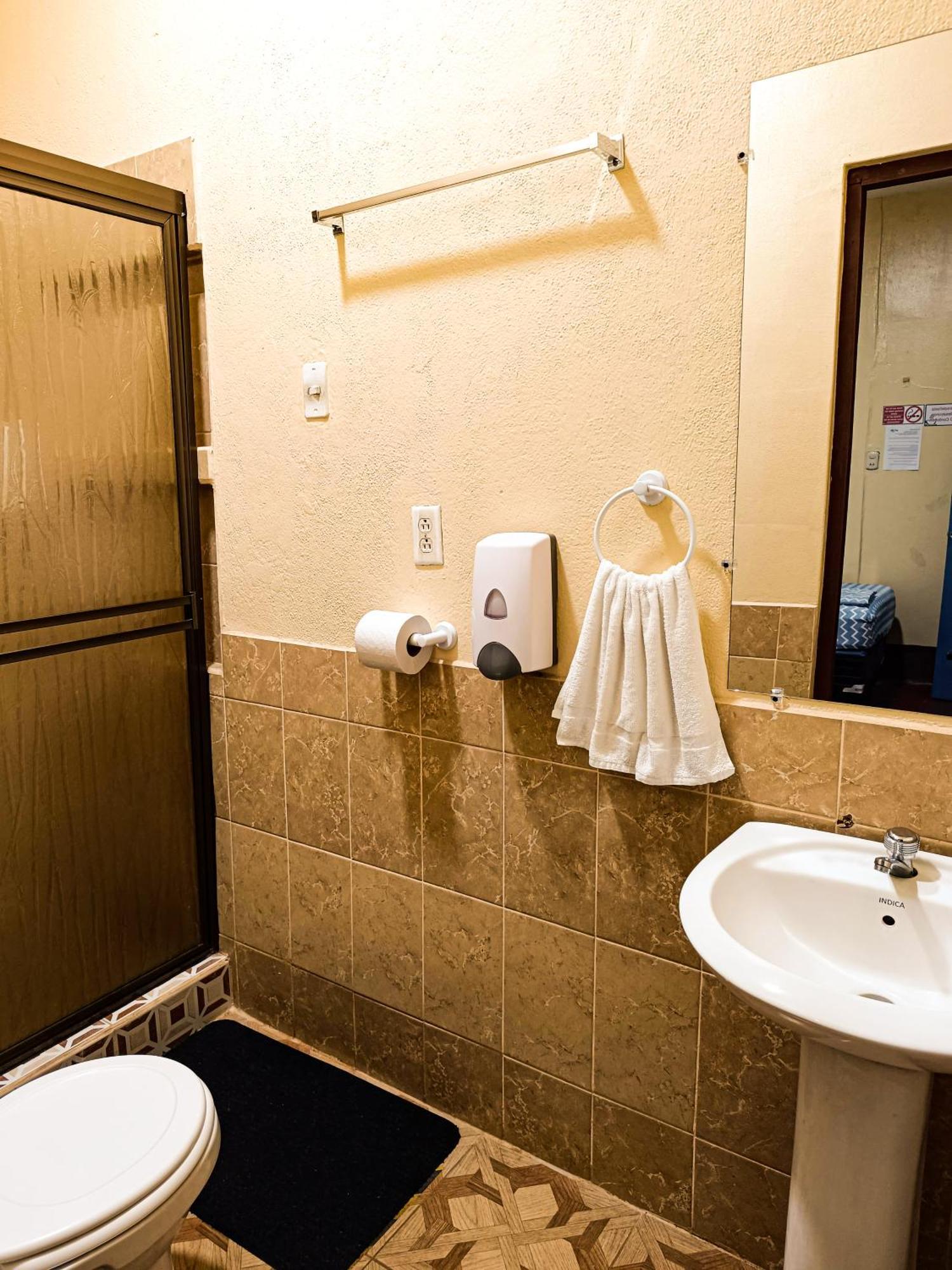 Hostal El Rio Леон Экстерьер фото