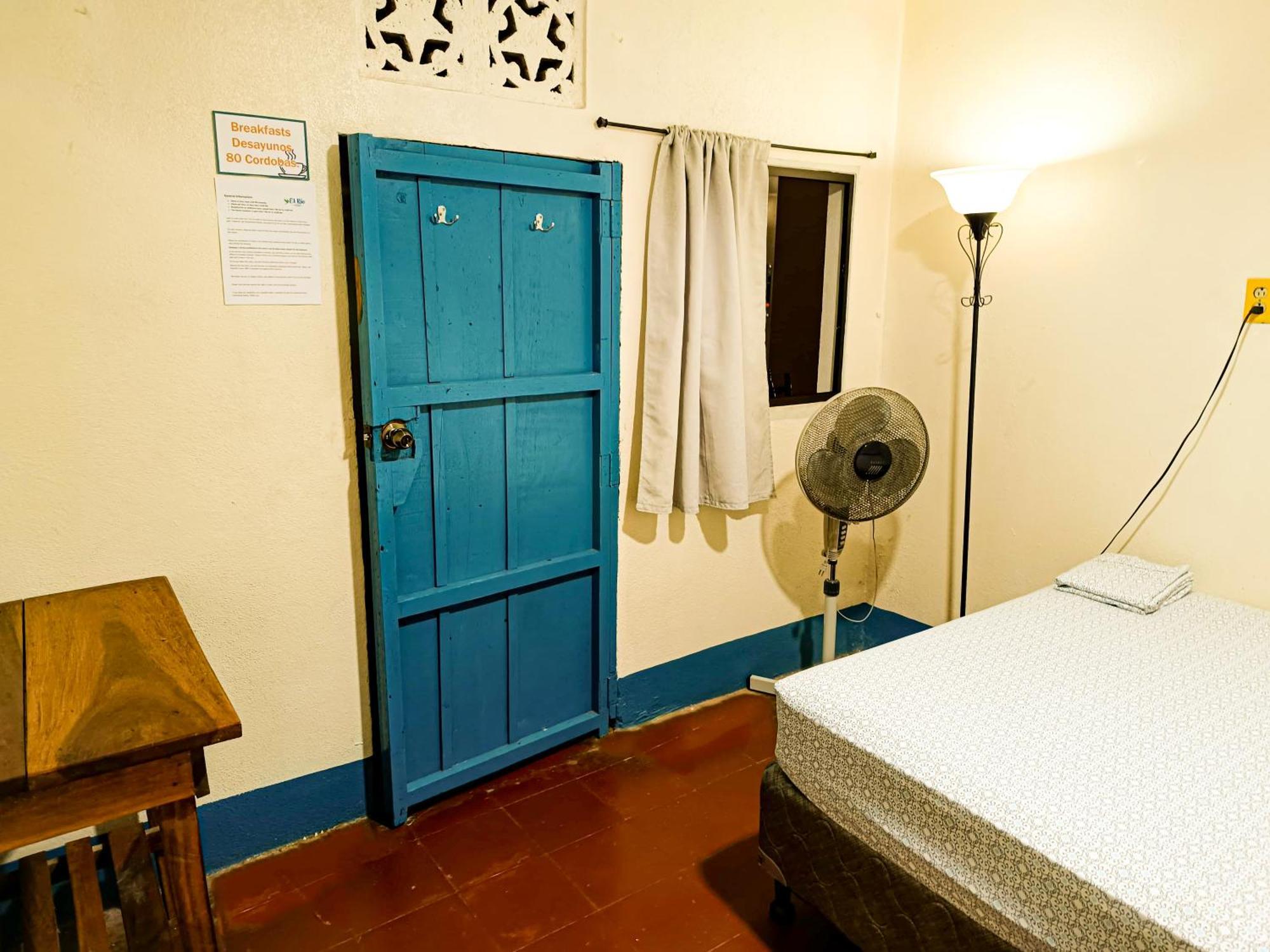 Hostal El Rio Леон Экстерьер фото