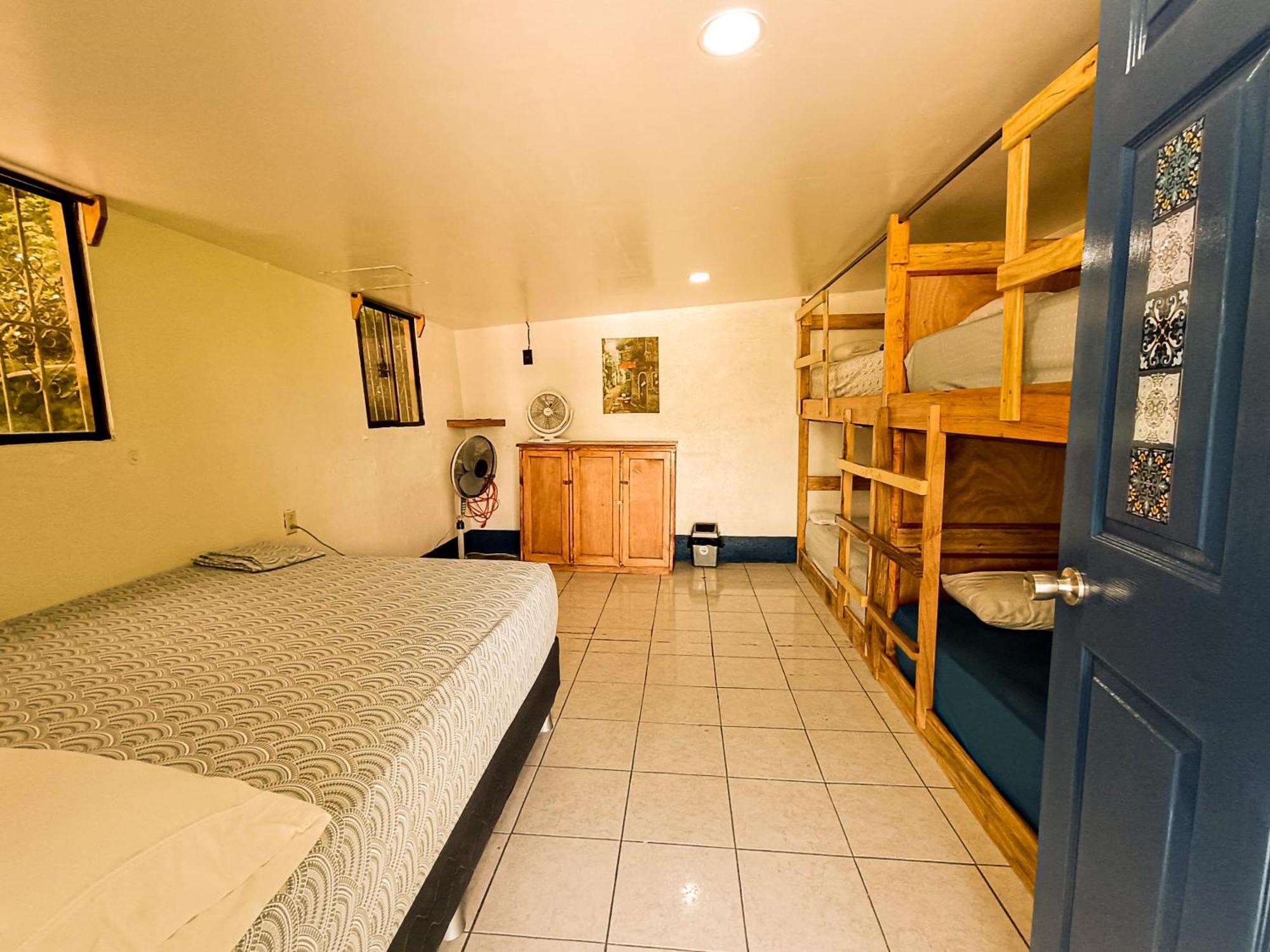 Hostal El Rio Леон Экстерьер фото