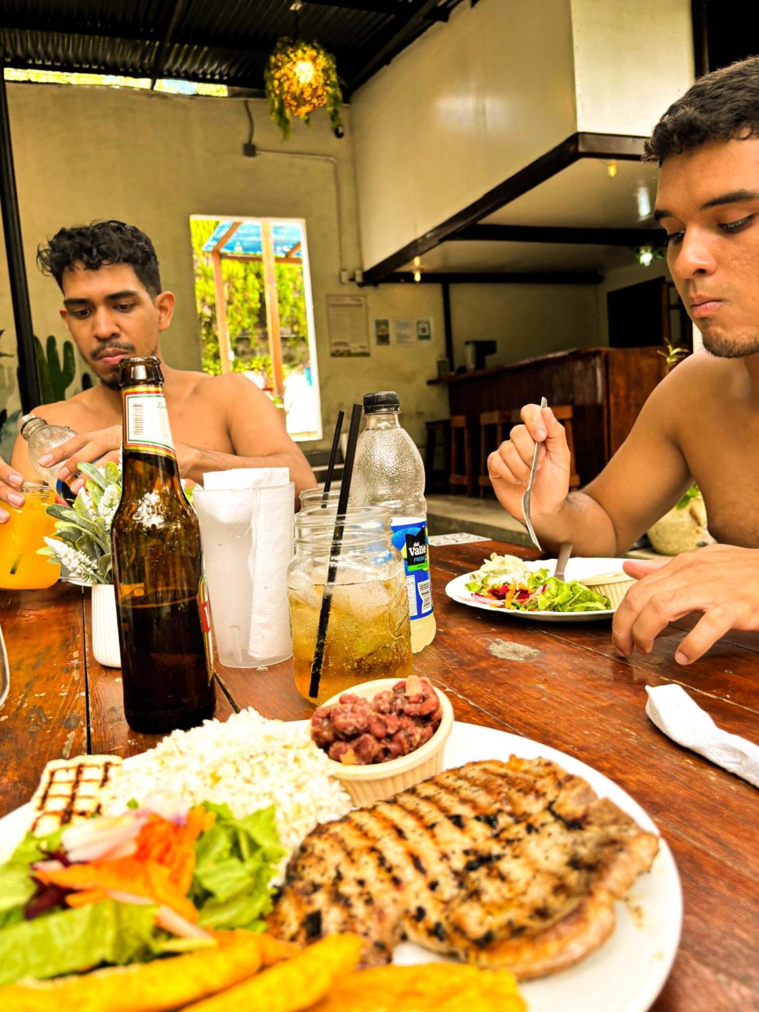 Hostal El Rio Леон Экстерьер фото